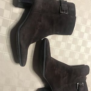 BANDOLINO BROWN Suede Boot 9.5 ZIP Side 2.25” Heel‎